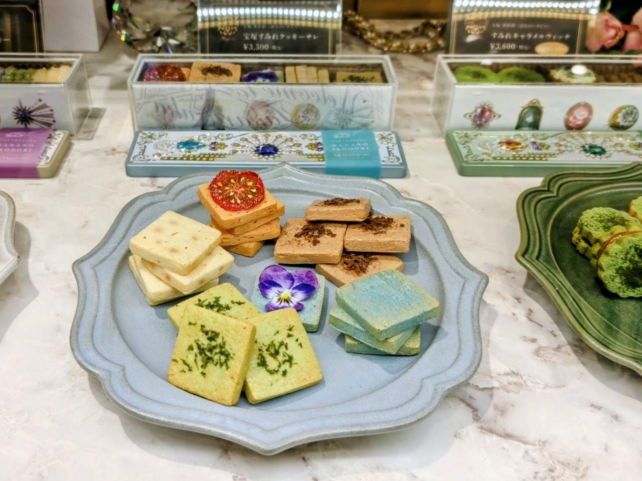東京都千代田区・「パティスリー マグノリア 有楽町店」宝塚すみれクッキーサレ(ディスプレイ)