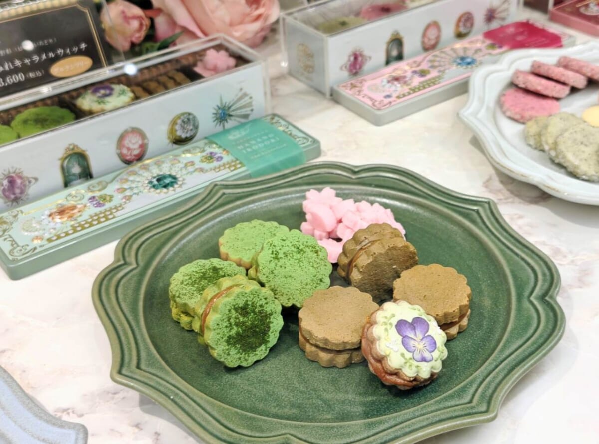 東京都千代田区・「パティスリー マグノリア 有楽町店」すみれキャラメルウィッチ(ディスプレイ)