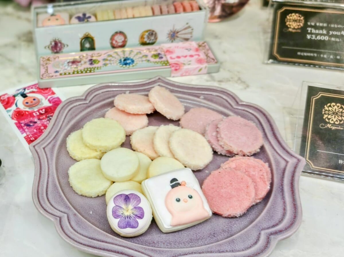 東京都千代田区・「パティスリー マグノリア 有楽町店」宝塚すみれクッキー LOVOTオリジナル缶 ロゼちゃんVer.(ディスプレイ)