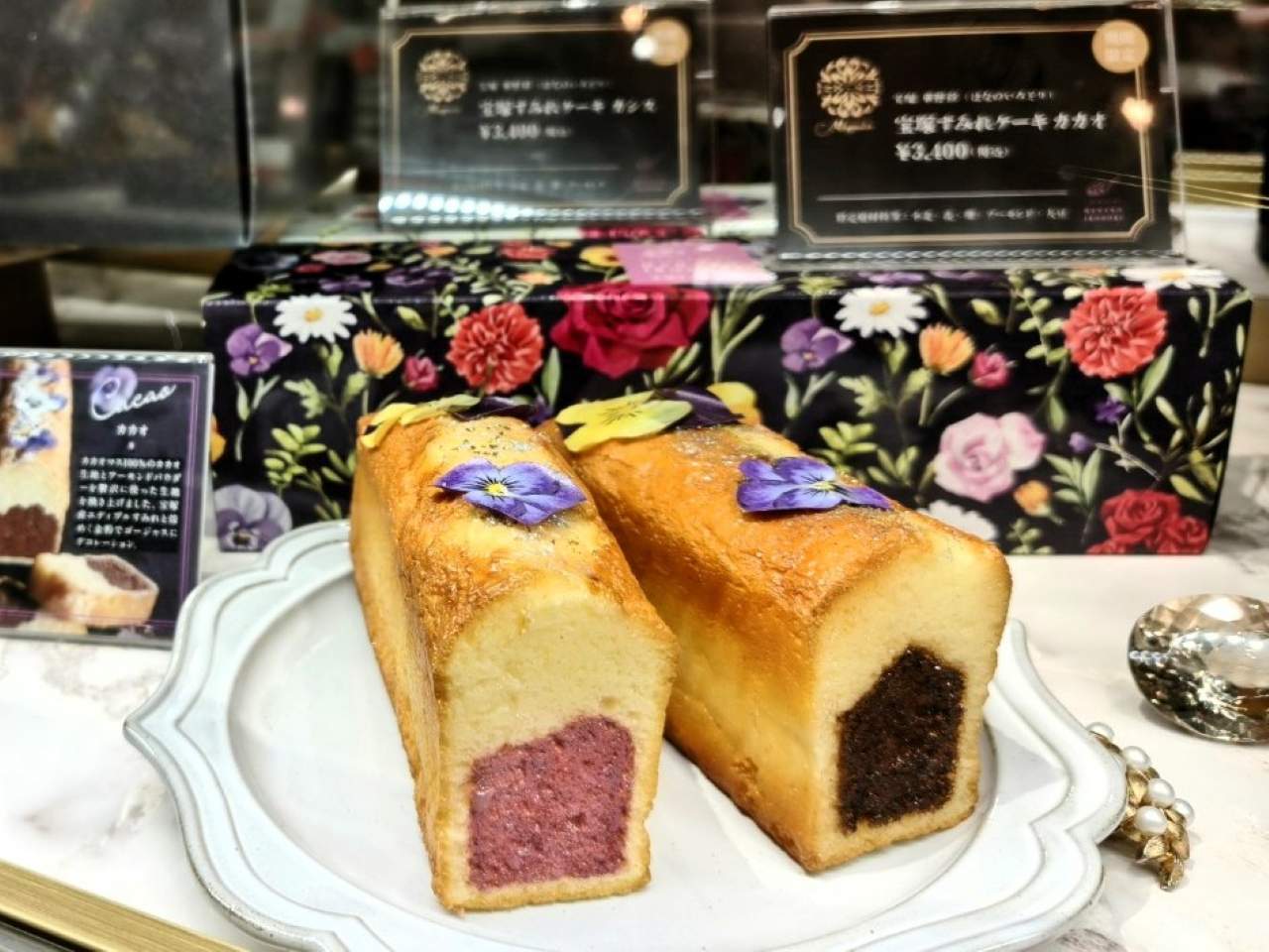 東京都千代田区・「パティスリー マグノリア 有楽町店」宝塚すみれケーキ(ディスプレイ)