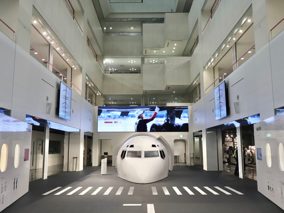 ミュージアム内部（中央にコックピット）