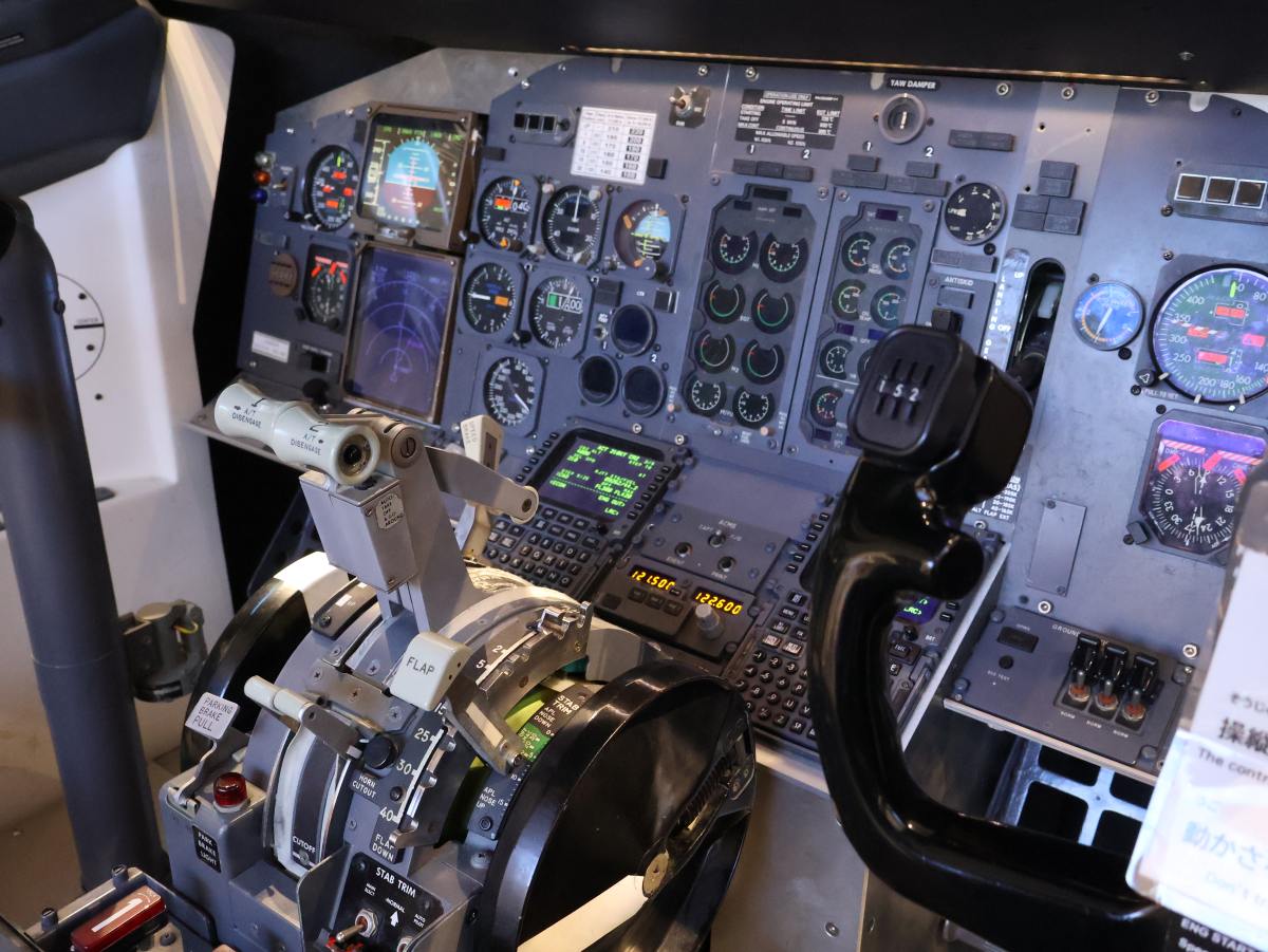 ミュージアム内部のコックピット（手元の計器）