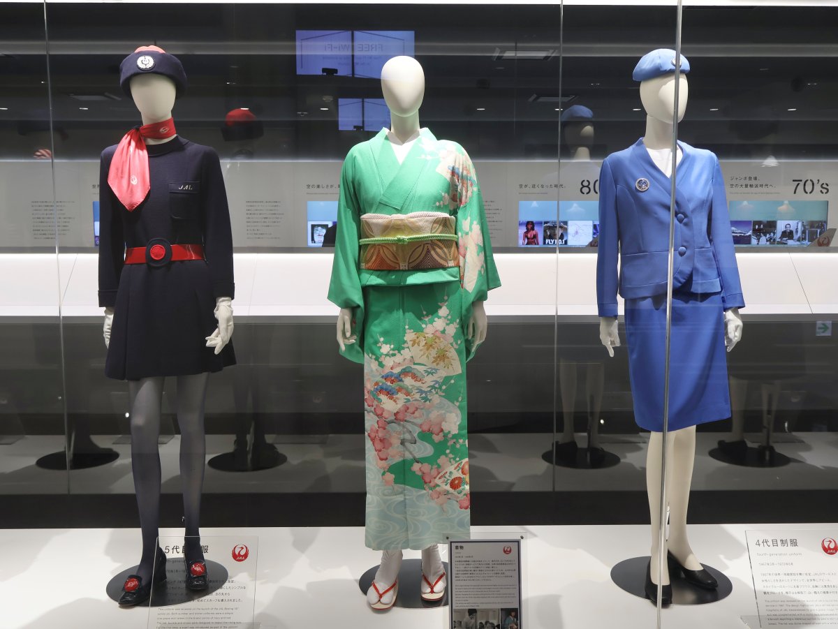 制服展示（中央に着物）