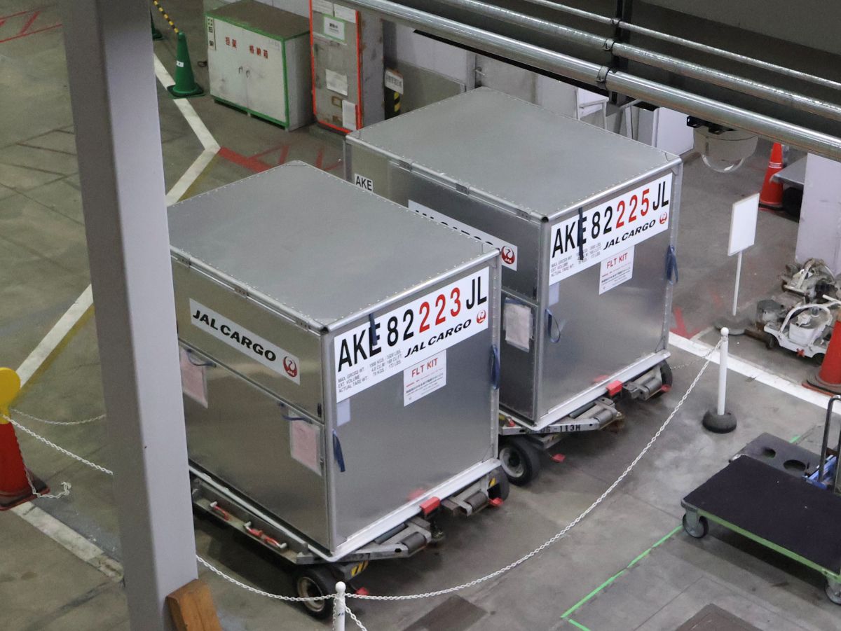 シルバーのコンテナ