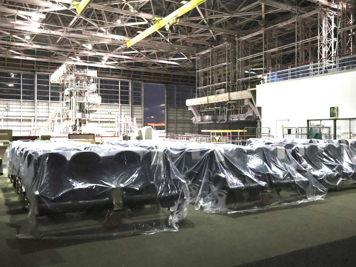 ビニールカバーがかけられた座席