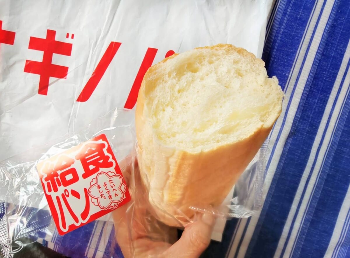 神奈川県相模原市・「オギノパン 本社工場直売店」メガ給食コッペパン2