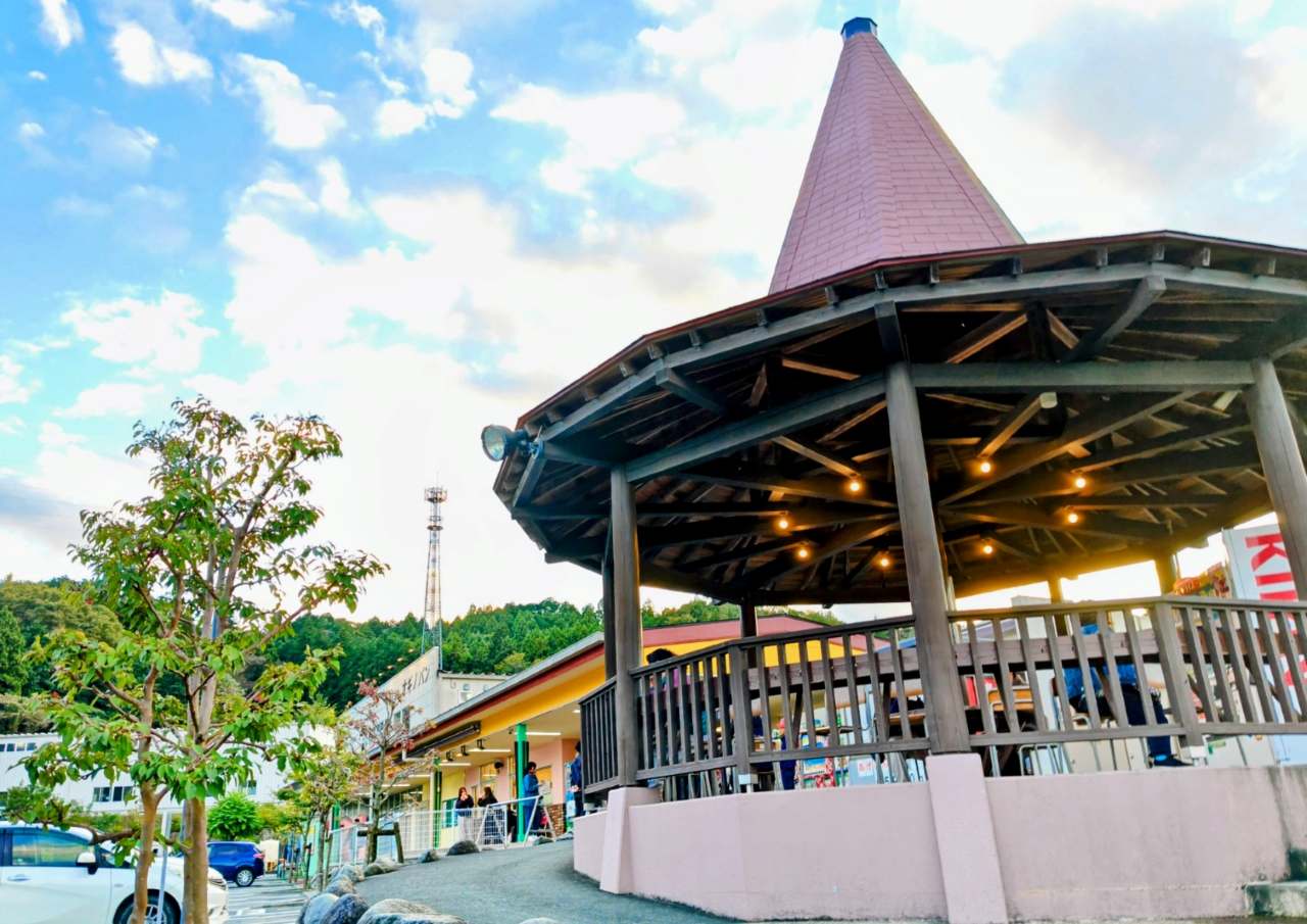 神奈川県相模原市・「オギノパン 本社工場直売店」屋外のイートインスペース