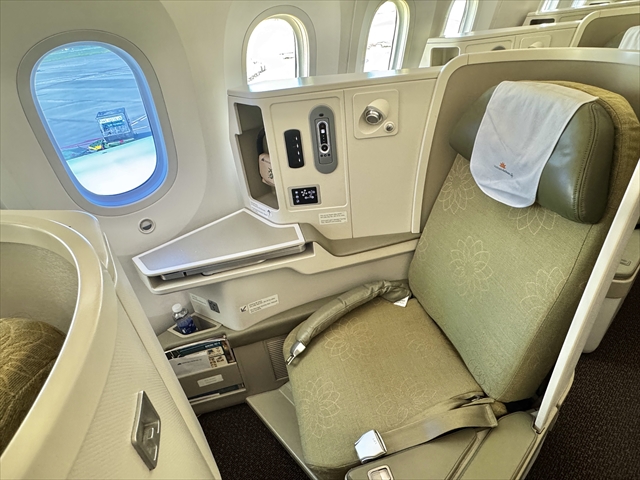 ベトナム航空　ビジネスクラス　窓側席