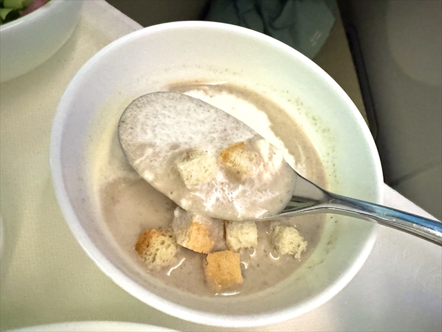 ベトナム航空　機内食　マッシュルームのスープ