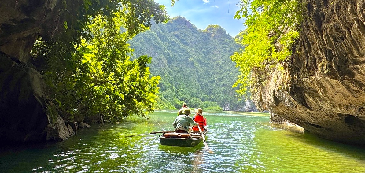 【陸のハロン湾・世界遺産チャンアン】洞窟を抜けるスリルとのどかな原風景を味わう手漕ぎボートクルーズ