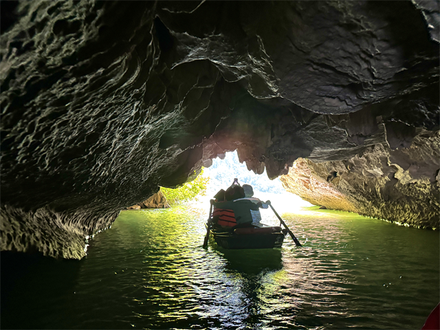チャンアン手漕ぎボートクルーズ　洞窟から出る瞬間