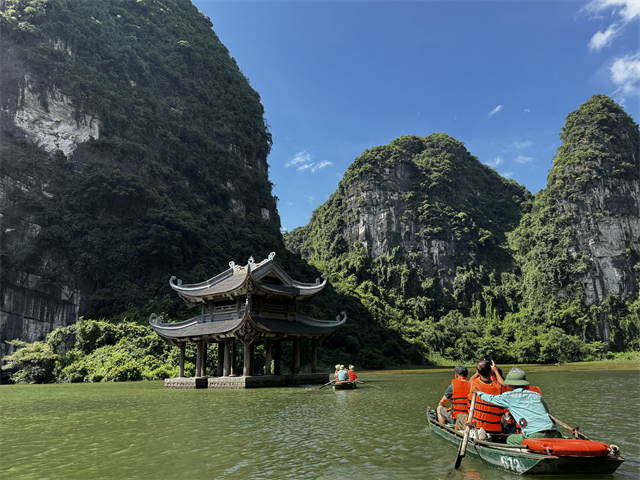 水上に佇むお寺