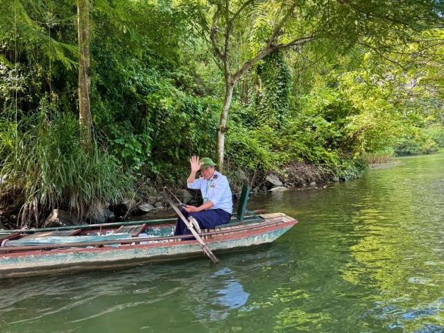 チャンアン手漕ぎボートクルーズ　警備のおじさん