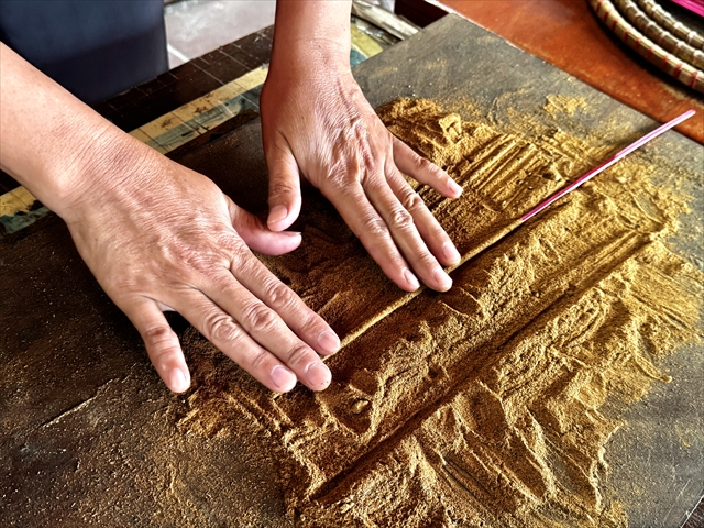 線香作り　火薬を付けて行く