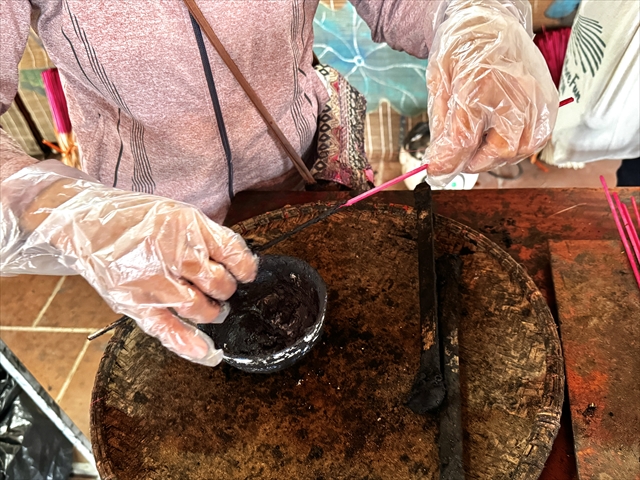 線香作り　黒い糊のようなものを付ける
