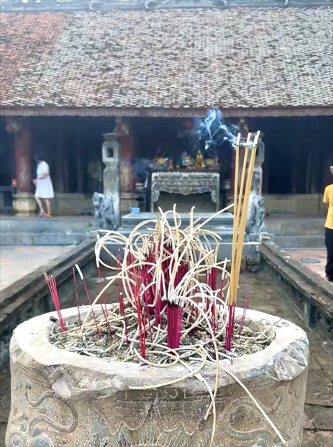 寺院で見かけた線香