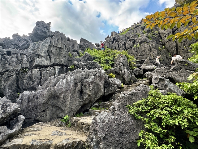 ムア洞窟　岩山