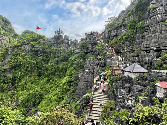 ムア洞窟　山頂へ続く階段