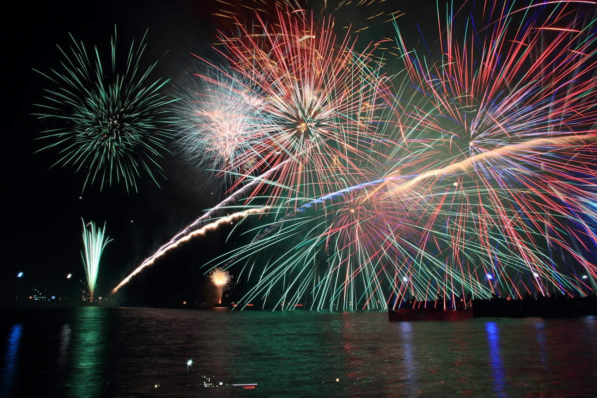 【淡路島・福良湾で約500発の海上花火】一夜限りの特等席「フクラリエ花火クルーズ」11月16日開催