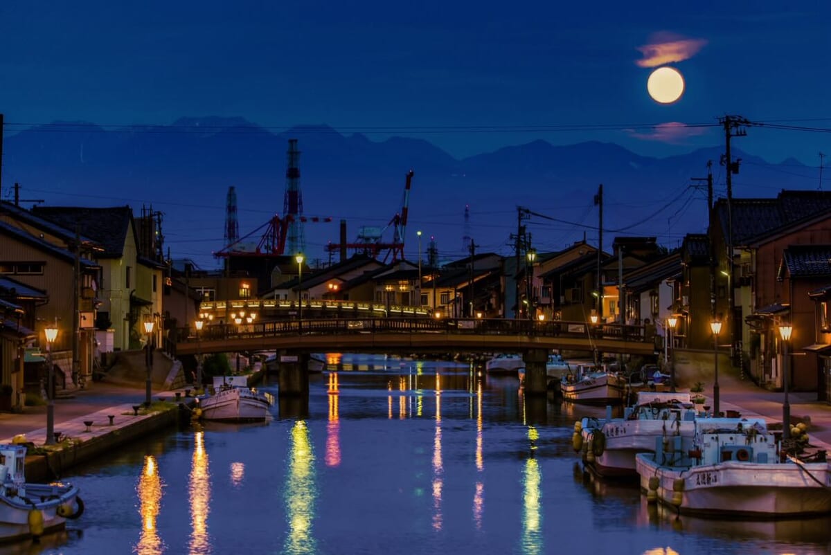 富山県の射水市 新湊の内川