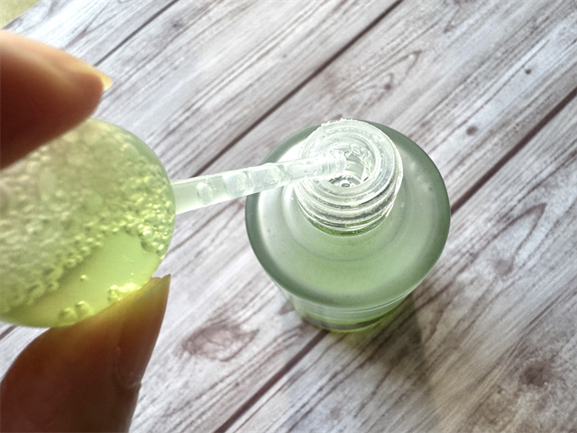 セリア　スポイトボトル　美容液詰め替え