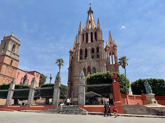 メキシコ　サンミゲル・デ・アジェンデ　女子ウケ　パロキア教会