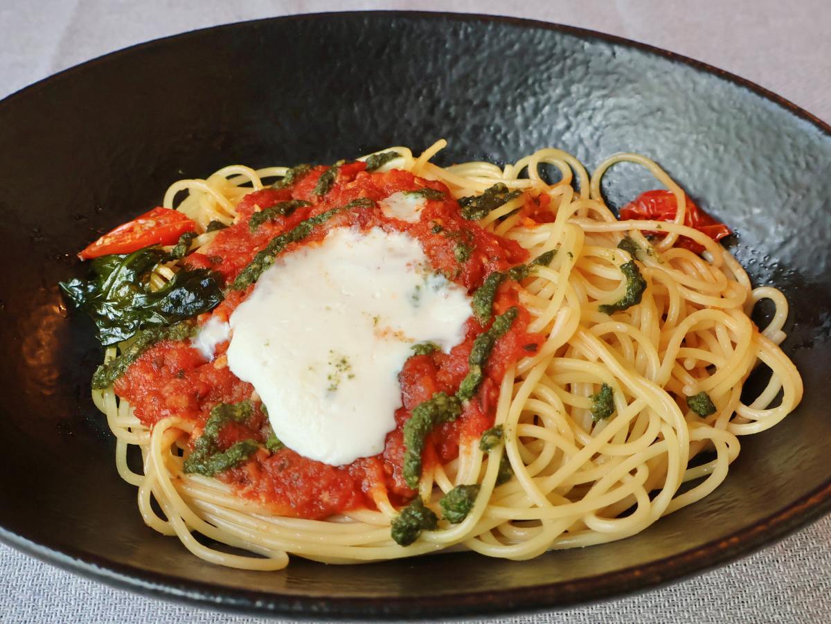 イタリア産リコッタチーズとバジルのトマトソースパスタ(ライター撮影)