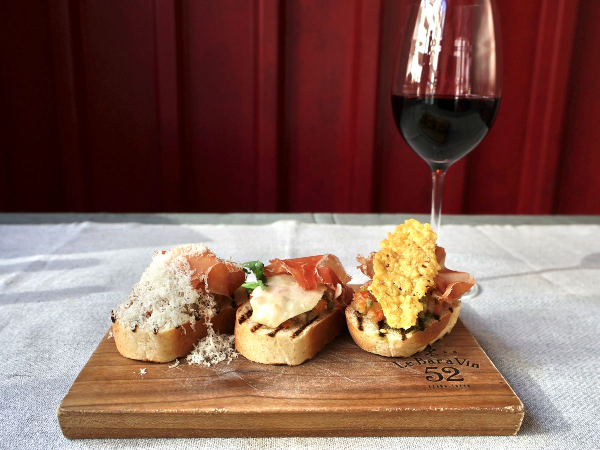 チーズとフレッシュトマトのクロスティーニ（ワインと並んだ様子）