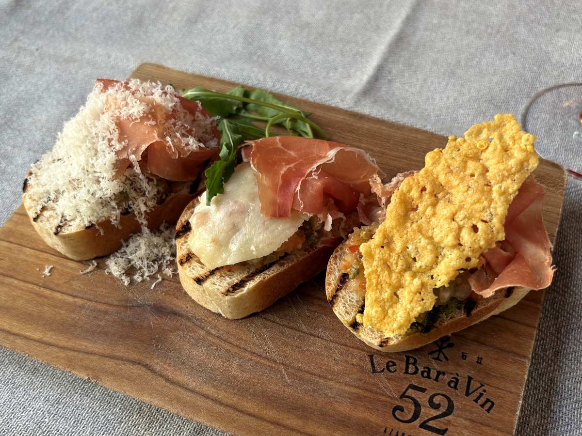 チーズとフレッシュトマトのクロスティーニ(アップ)