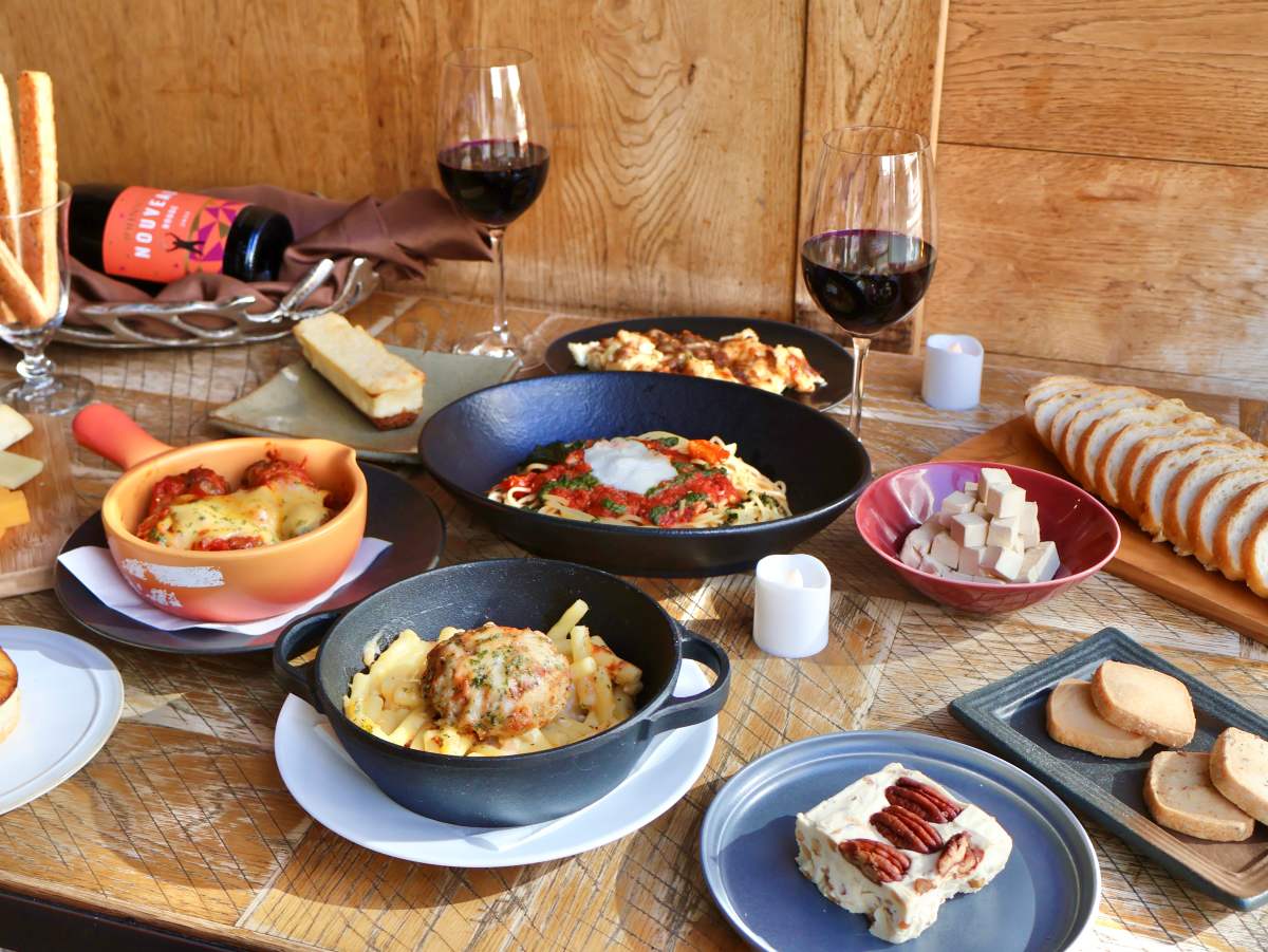 料理が並んだ様子(右斜め上から)