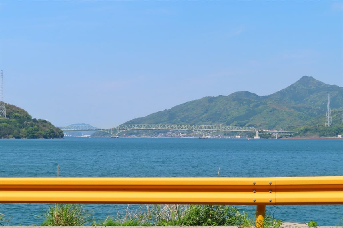 黄色いガードレール