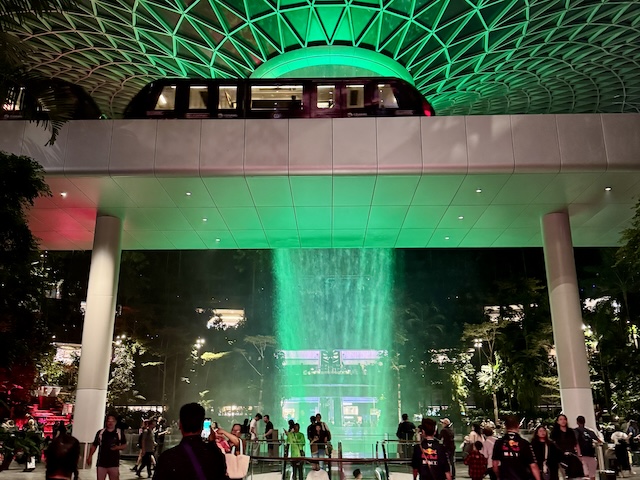 シンガポール　チャンギ空港　楽しみ方　買い物　お水　液体持ち込み　注意点