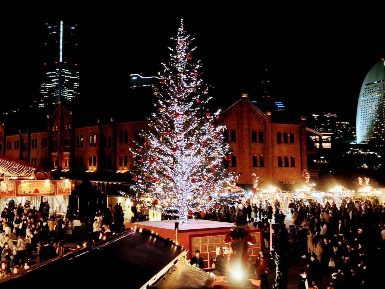神奈川県横浜市・2025年11月21日(金)~2025年12月25日(木)「Christmas Market in 横浜赤レンガ倉庫」メイン会場全体