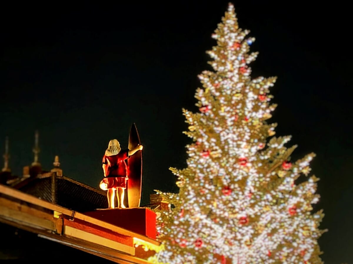 神奈川県横浜市・2025年11月21日(金)~2025年12月25日(木)「Christmas Market in 横浜赤レンガ倉庫」クリスマスツリーとヒュッテのサンタ