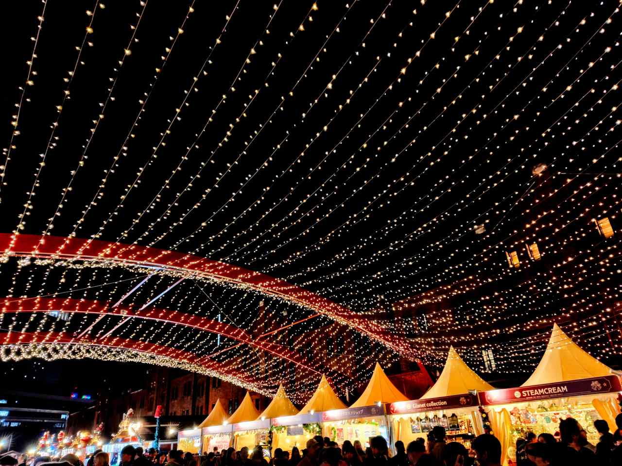 神奈川県横浜市・2025年11月21日(金)~2025年12月25日(木)「Christmas Market in 横浜赤レンガ倉庫」光のトンネル