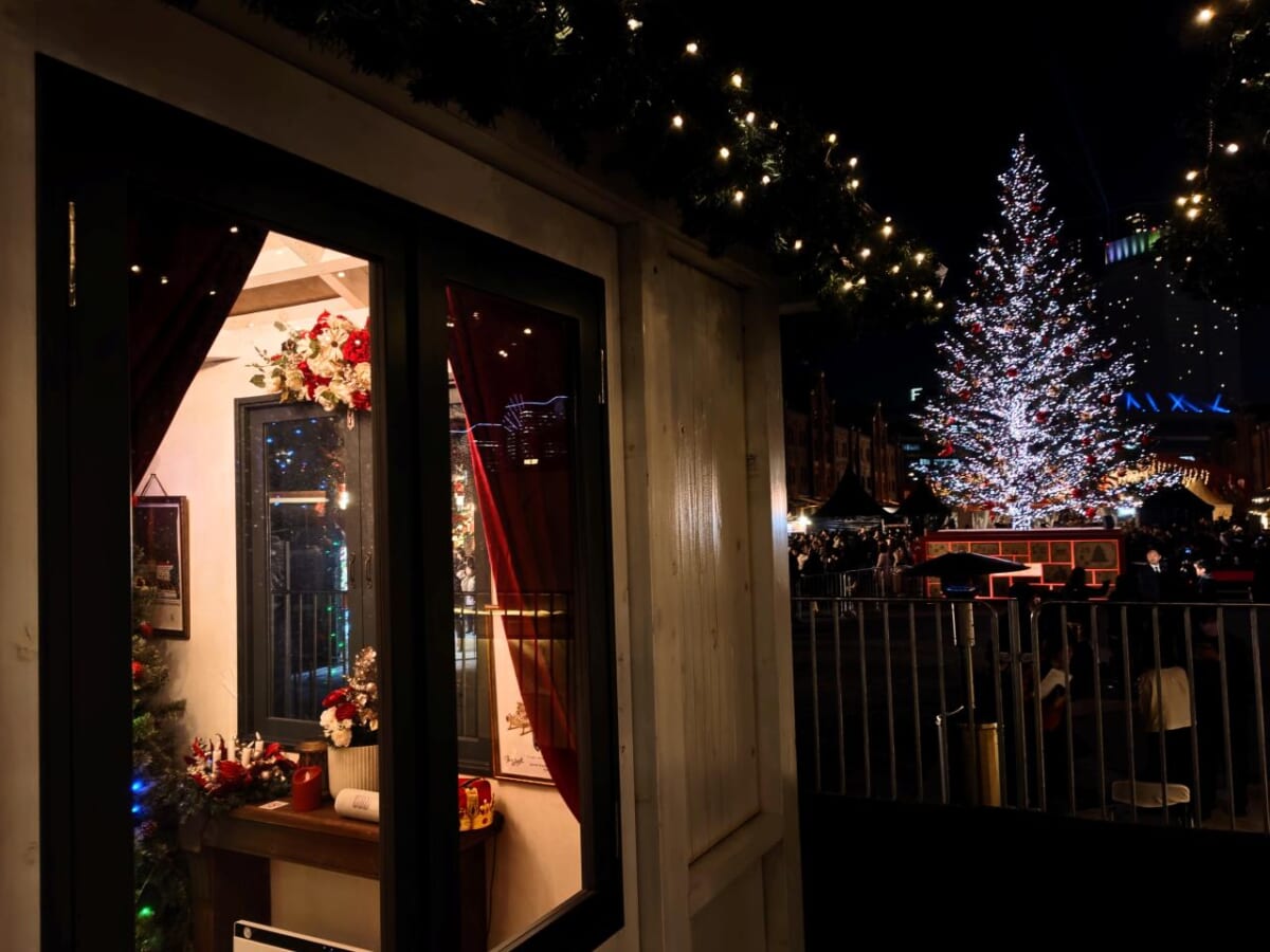 神奈川県横浜市・2025年11月21日(金)~2025年12月25日(木)「Christmas Market in 横浜赤レンガ倉庫」完全個室プレミアムラウンジとツリー