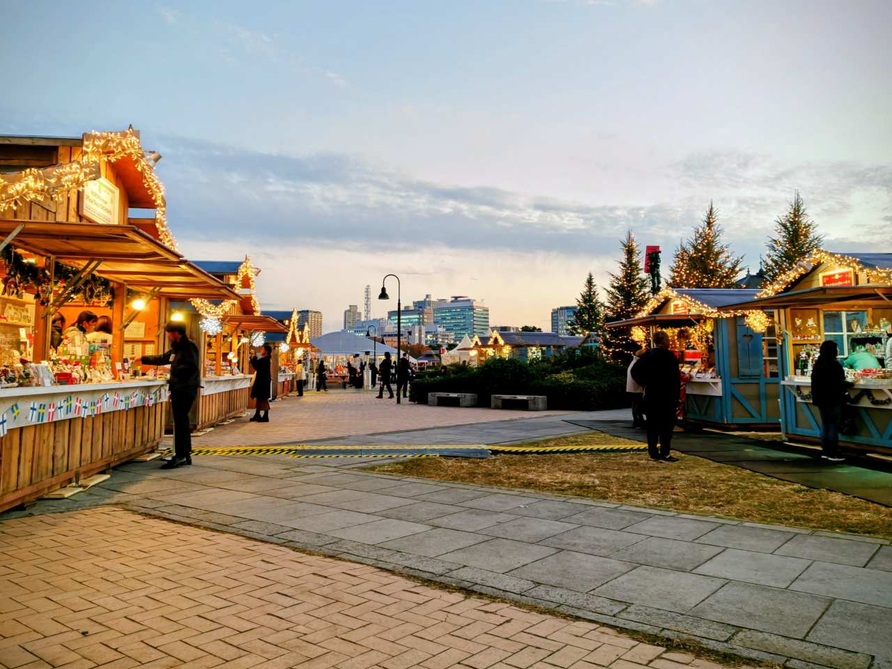 神奈川県横浜市・2025年11月21日(金)~2025年12月25日(木)「Christmas Market in 横浜赤レンガ倉庫」飲食店物販の様子