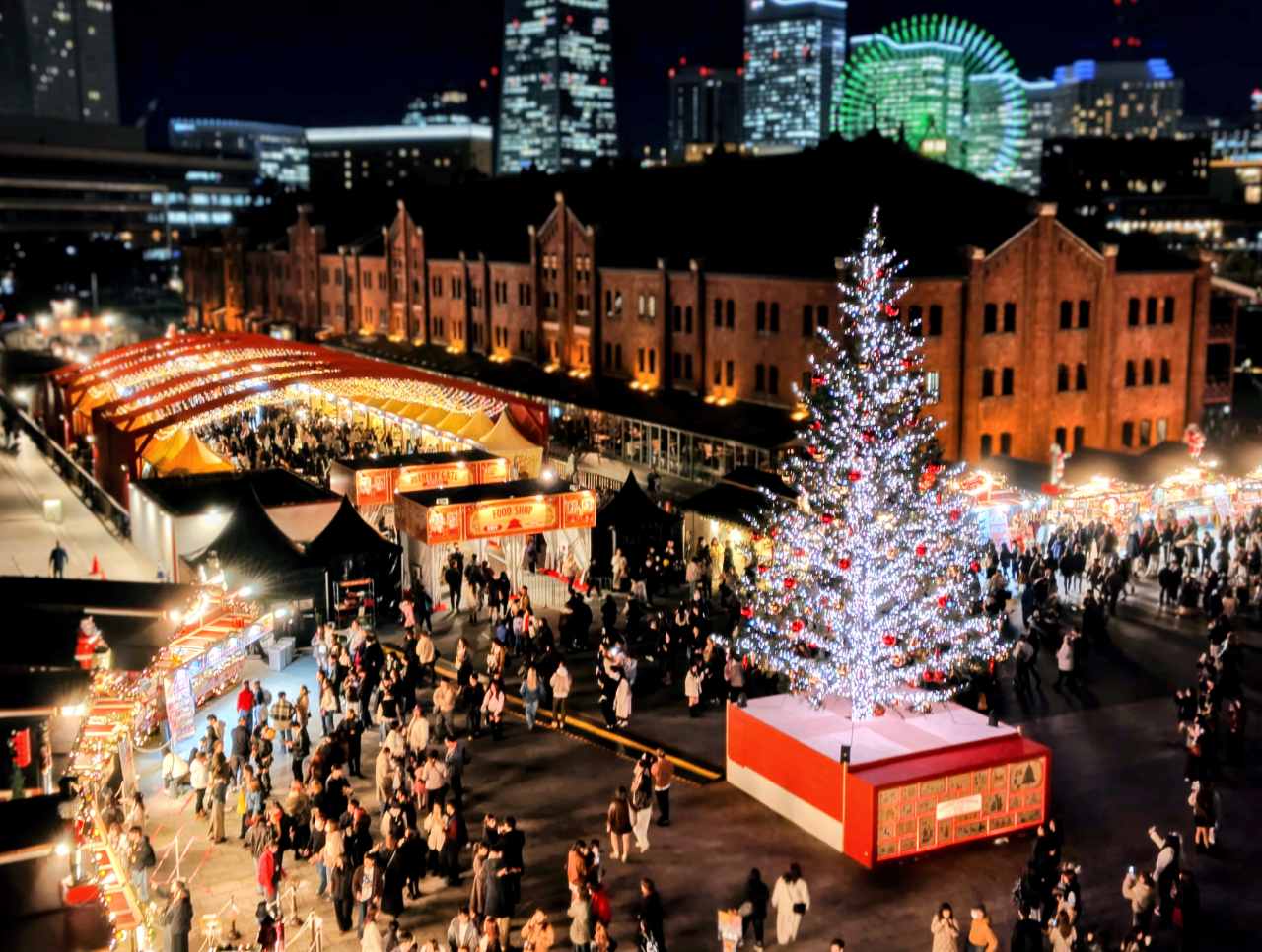 神奈川県横浜市・2025年11月21日（金）～2025年12月25日（木）「Christmas Market in 横浜赤レンガ倉庫」メイン会場全体2