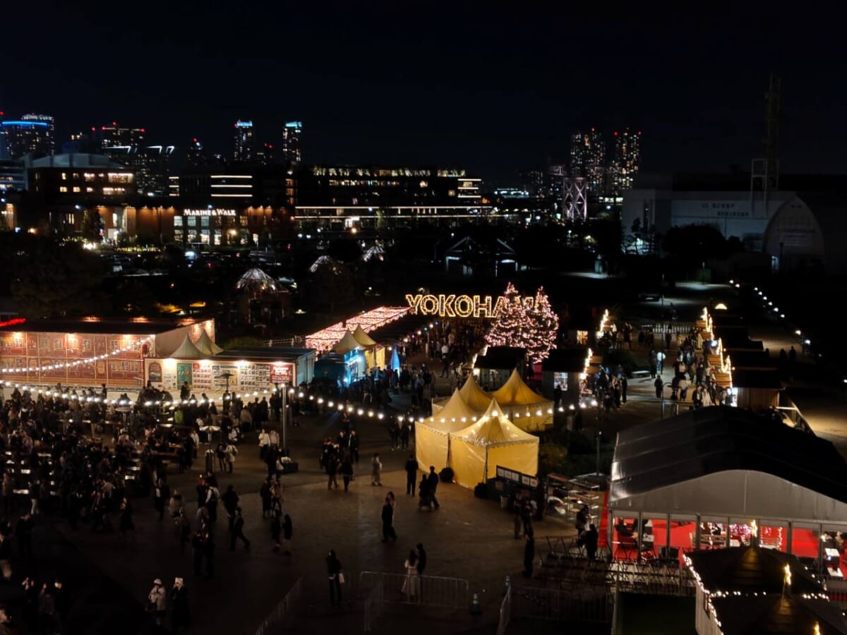 神奈川県横浜市・2025年11月21日(金)~2025年12月25日(木)「Christmas Market in 横浜赤レンガ倉庫」メイン会場全体(海側)