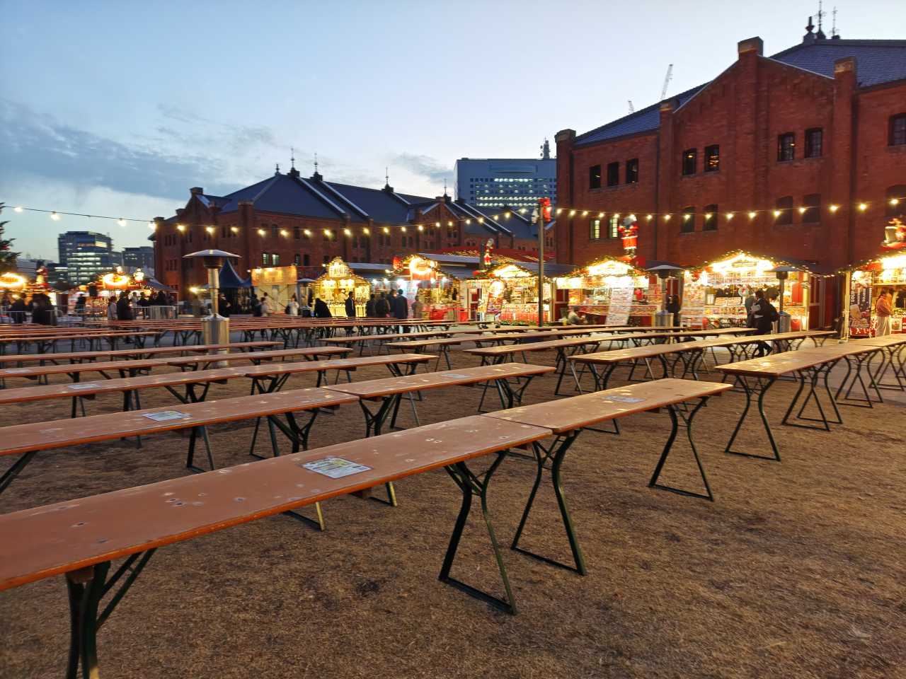 神奈川県横浜市・2025年11月21日(金)~2025年12月25日(木)「Christmas Market in 横浜赤レンガ倉庫」飲食エリア