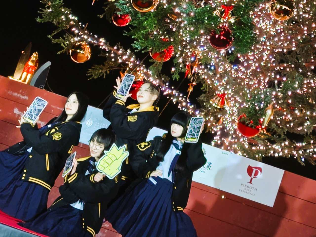 神奈川県横浜市・2025年11月21日(金)~2025年12月25日(木)「Christmas Market in 横浜赤レンガ倉庫」点灯式の様子(新しい学校のリーダーズ)