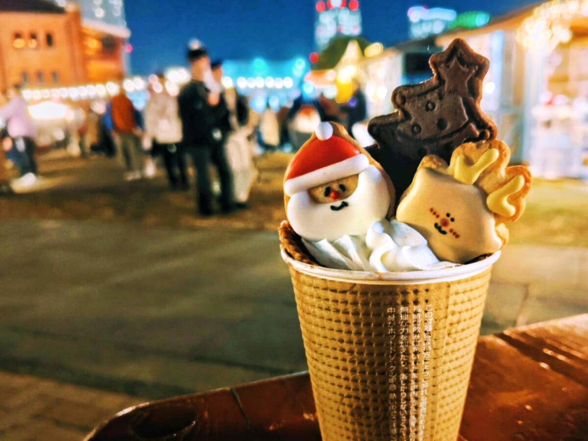 神奈川県横浜市・2025年11月21日(金)~2025年12月25日(木)「Christmas Market in 横浜赤レンガ倉庫」NOEL NO TOKI(1日200杯限定/恋するサンタとトナカイのホットココア)2