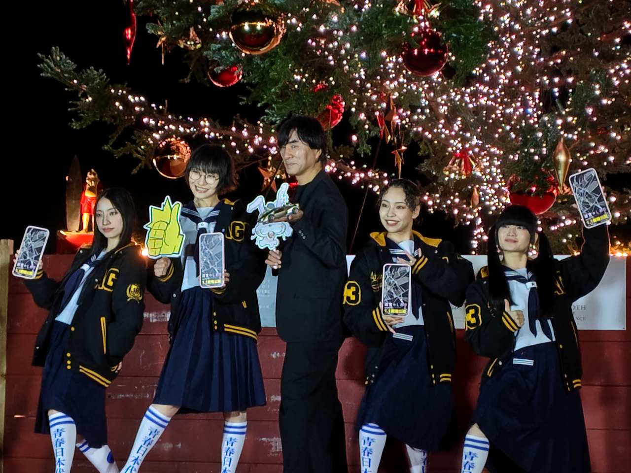 神奈川県横浜市・2025年11月21日(金)~2025年12月25日(木)「Christmas Market in 横浜赤レンガ倉庫」点灯式の様子(新しい学校のリーダーズ、河森監督)