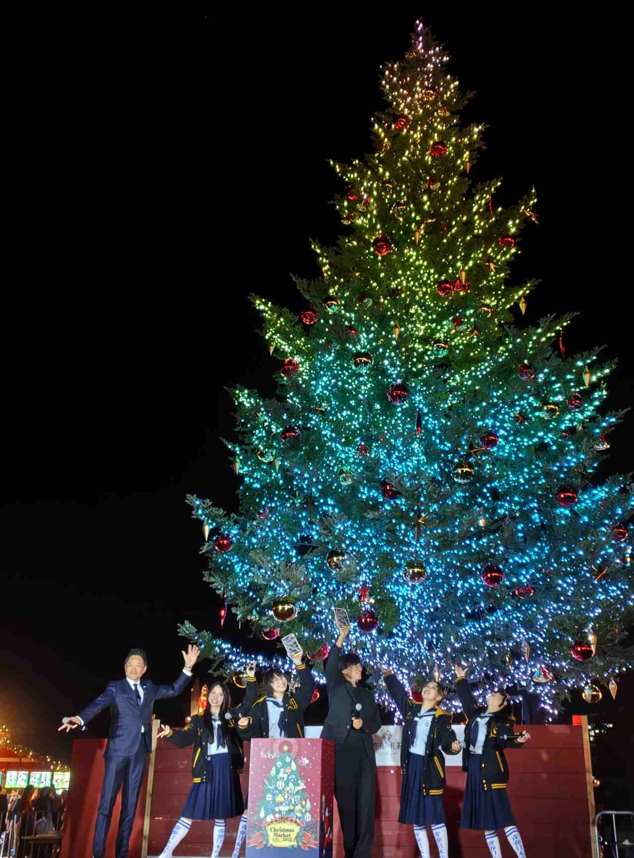 神奈川県横浜市・2025年11月21日(金)~2025年12月25日(木)「Christmas Market in 横浜赤レンガ倉庫」点灯式の様子(株式会社横浜赤レンガの岩﨑社長、新しい学校のリーダーズ、河森監督)