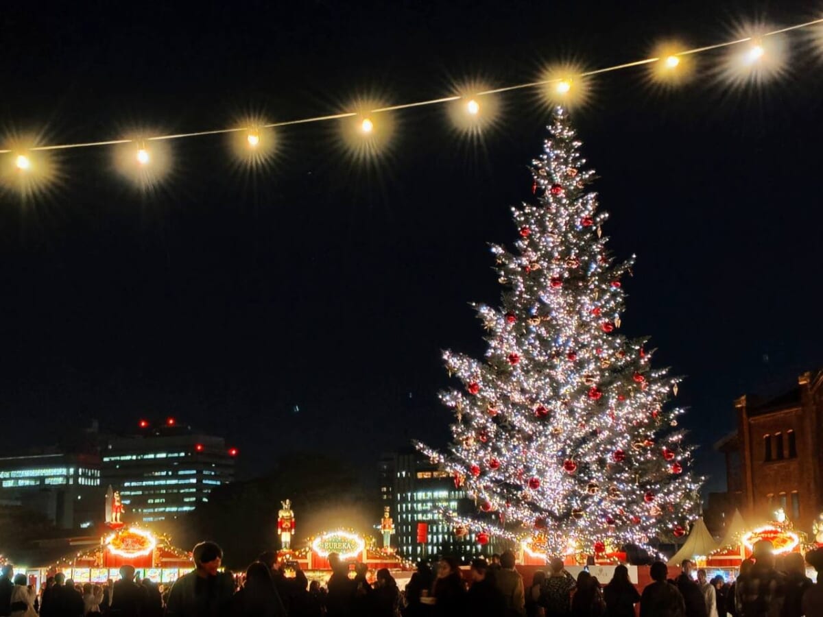 神奈川県横浜市・2025年11月21日(金)~2025年12月25日(木)「Christmas Market in 横浜赤レンガ倉庫」クリスマスツリー3