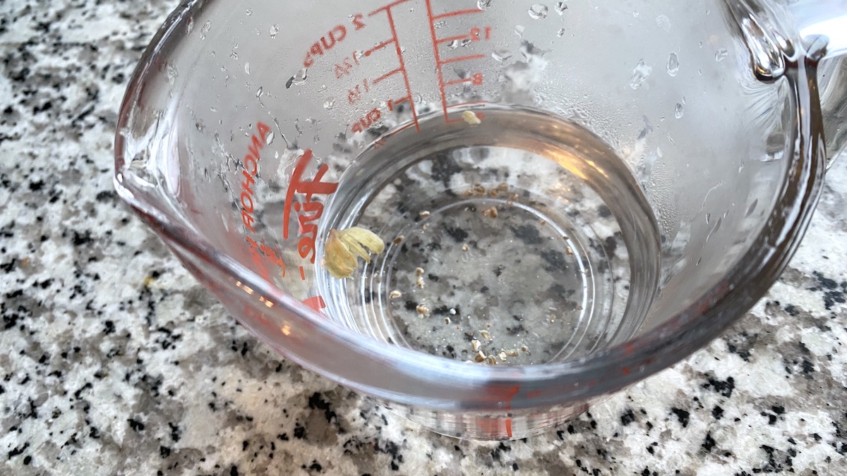 カルダモンを煮出したお湯