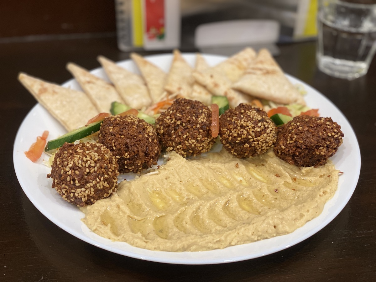 「アブ・イサーム」はフムスやファラフェルなどの軽食もおいしいです！ ファラフェルプレート（税別1,150円）