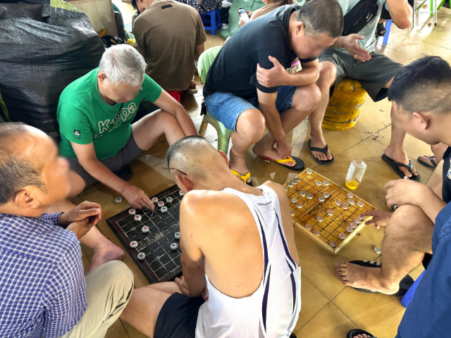 ドンスアン市場　将棋のようなものに興じる人々