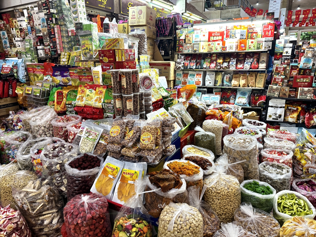 ドンスアン市場　商品が所狭しと並ぶ