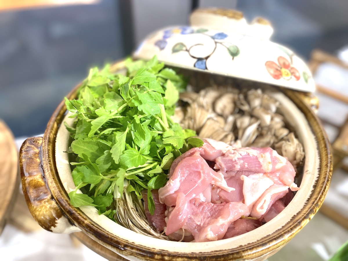 【人気急上昇の根っこまで食べる「せり鍋」とは？】東京＆仙台駅のおすすめ店・自宅で楽しむレシピまで！宮城県・仙台 冬の郷土料理